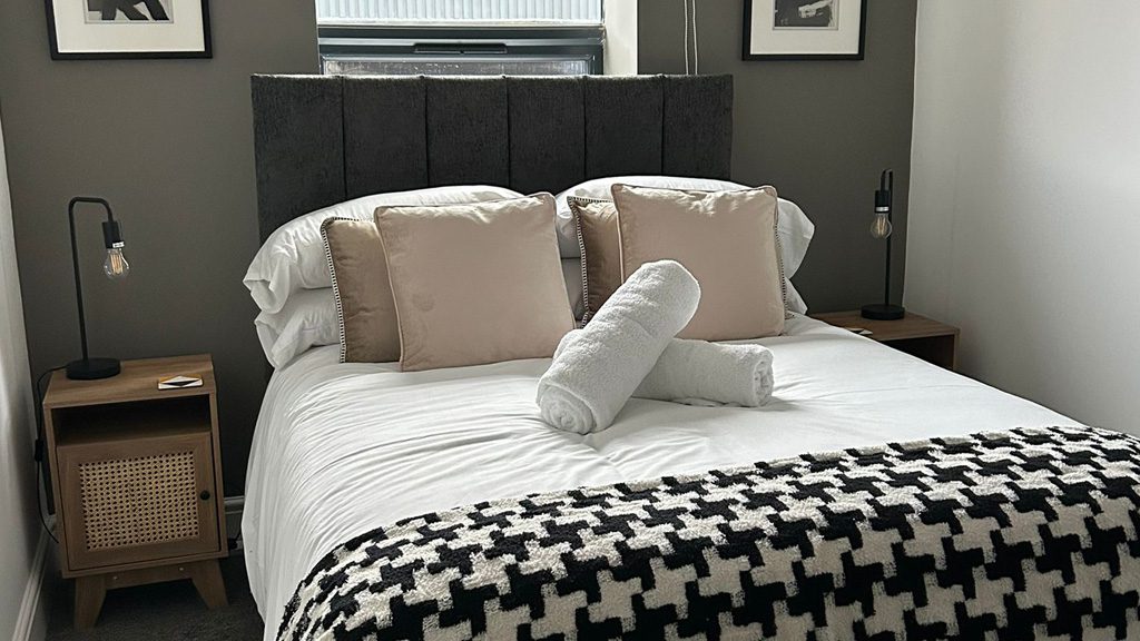 Double bed, cozy seating area, and smart TV in Studio 5, Hereford.