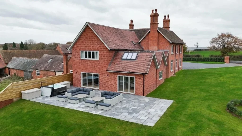 Grange House – Spacious large group accommodation near Birmingham with a hot tub, ideal for family stays.