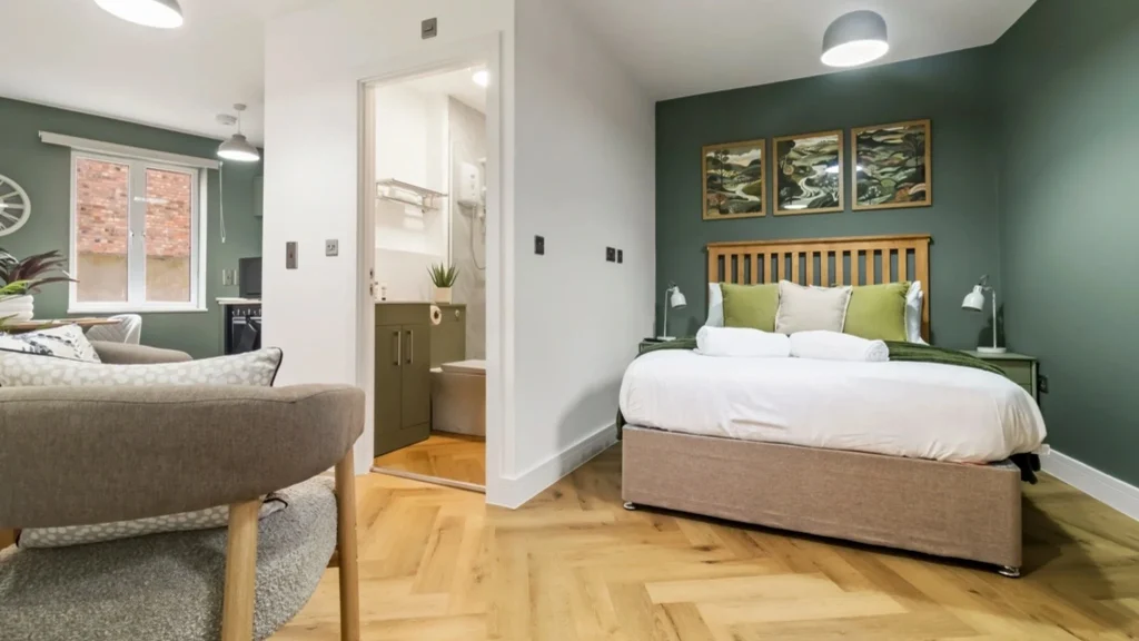 Spacious double bed room with a fully equipped luxury kitchen in Worcester.