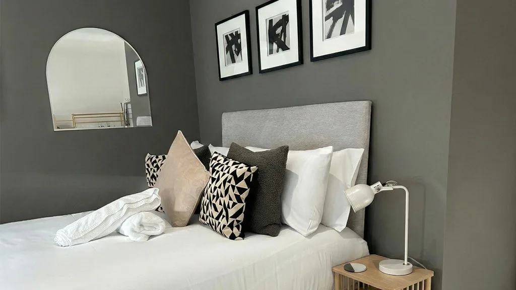serviced apartments hereford offers amenities including high-speed Wi-Fi, smoke alarm, and fire extinguisher at Studio 1, Eign St. Hereford.