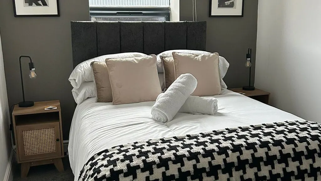 Double bed, cozy seating area, and smart TV in Studio 5, Hereford.