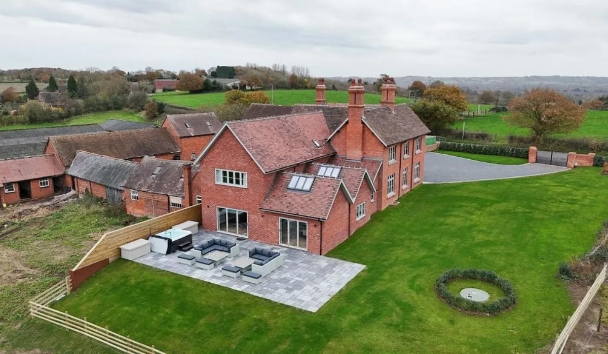 Grange house luxury serviced accommodation in Birmingham with hot water tub , all amenities and services.