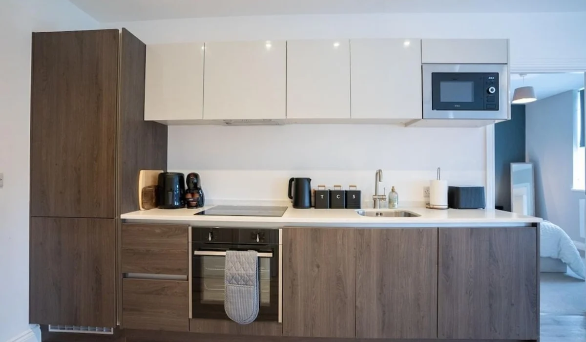 Luxury House Accommodation in Solihull at Warwick House on Warwick Road by LussoLets