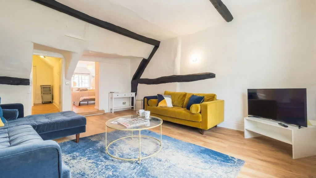 serviced apartments Stratford upon Avon at Hamlet’s Nest with comfortable sofas and a fully equipped TV lounge, perfect for unwinding after a day of sightseeing.