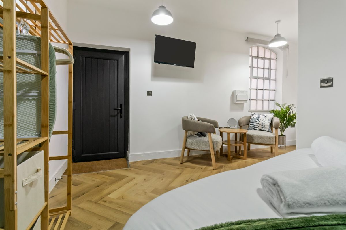 Pippin Worcester apartment bedroom near cathedral LussoLets couples