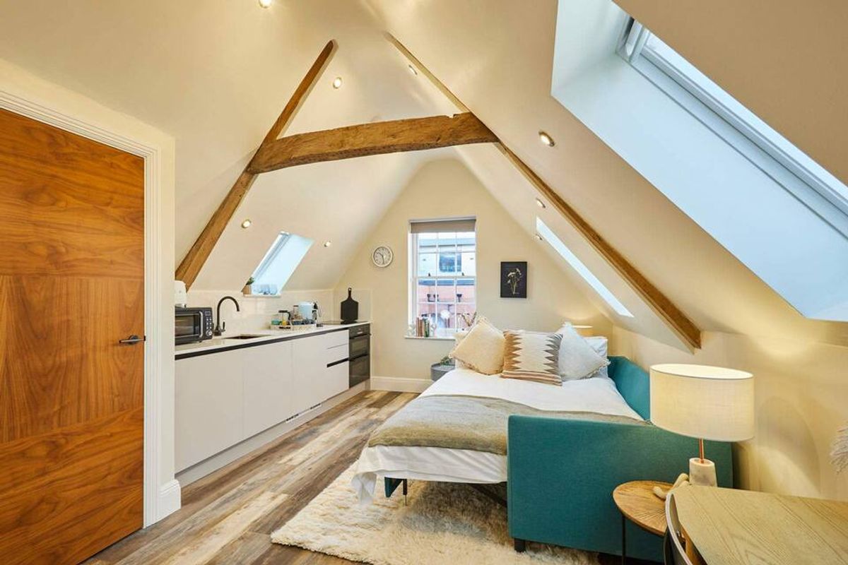 Perry luxury accommodation Worcester bedroom LussoLets city centre