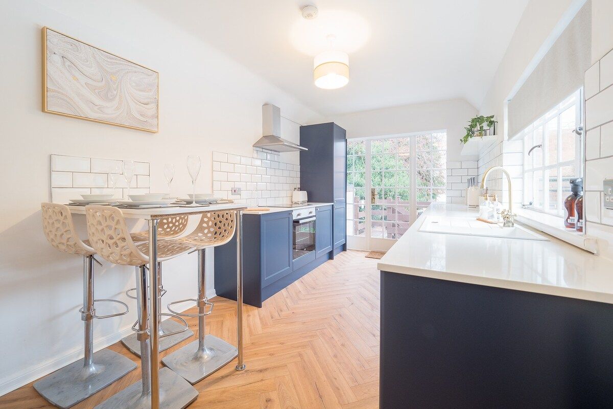 Cheap Accommodation in Stratford-upon-Avon at Hamlet's Nest with a light and airy living space