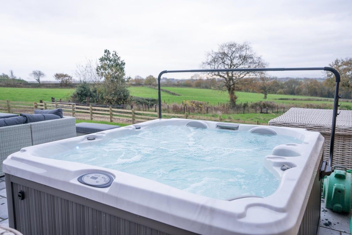 Large Group Accommodation in Birmingham with a private hot tub exclusively for your group
