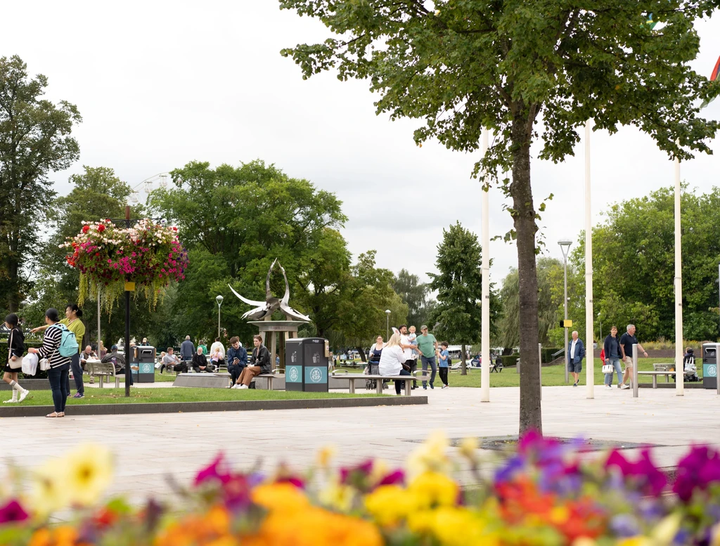 Spacious accommodation with park-ahead access in Stratford-Upon-Avon, ideal for guests looking to explore nearby walking paths.