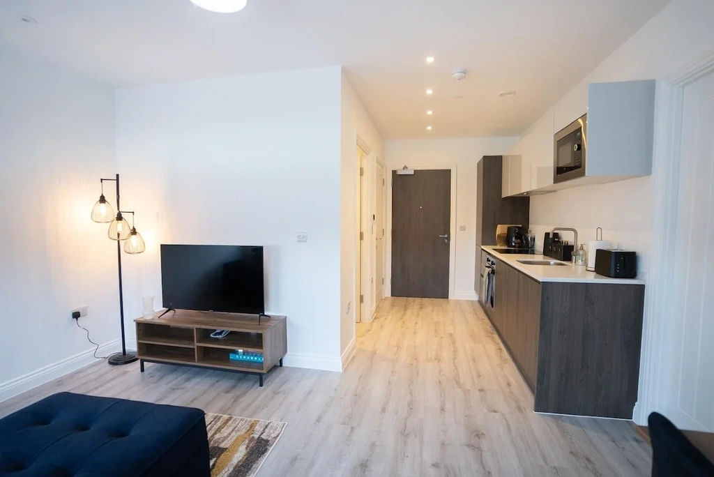 Serviced apartments Solihull Warwick House workspace dedicated desk LussoLets