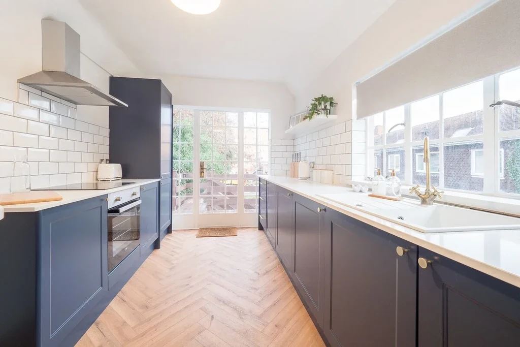 UK short term serviced apartments life of luxury fully equipped kitchen WiFi premium bedding