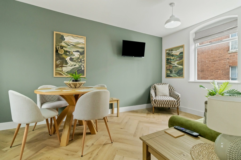 Enjoy a stylish stay in the Pear Tree room, located in the heart of Worcester, offering a TV, window with scenic views, and colorful modern amenities.