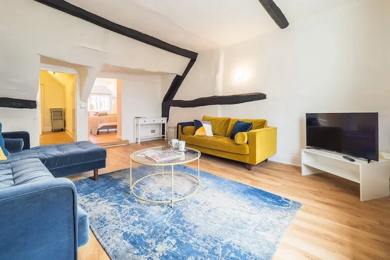 Cosy 1-bedroom accommodation at Hamlet’s Nest, located in central Stratford-Upon-Avon, perfect for couples or small groups.