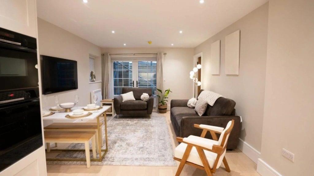Spacious luxury lounge in Worcestershire featuring sofas, dining table, and modern amenities for a comfortable stay.