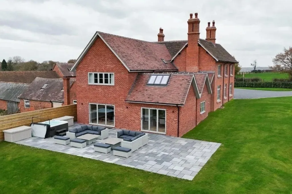 Grange House – Spacious countryside accommodation near Birmingham with a hot tub, ideal for large groups and family stays.