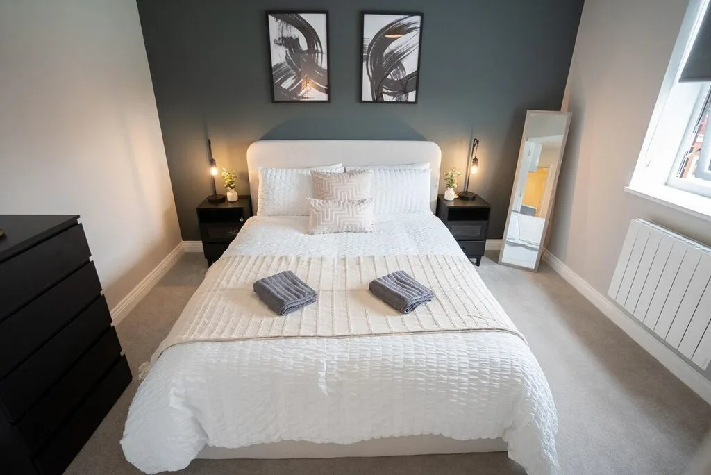 The modern single bedroom at Warwick House in Solihull provides a peaceful and stylish retreat, perfect for a relaxing stay in the town.